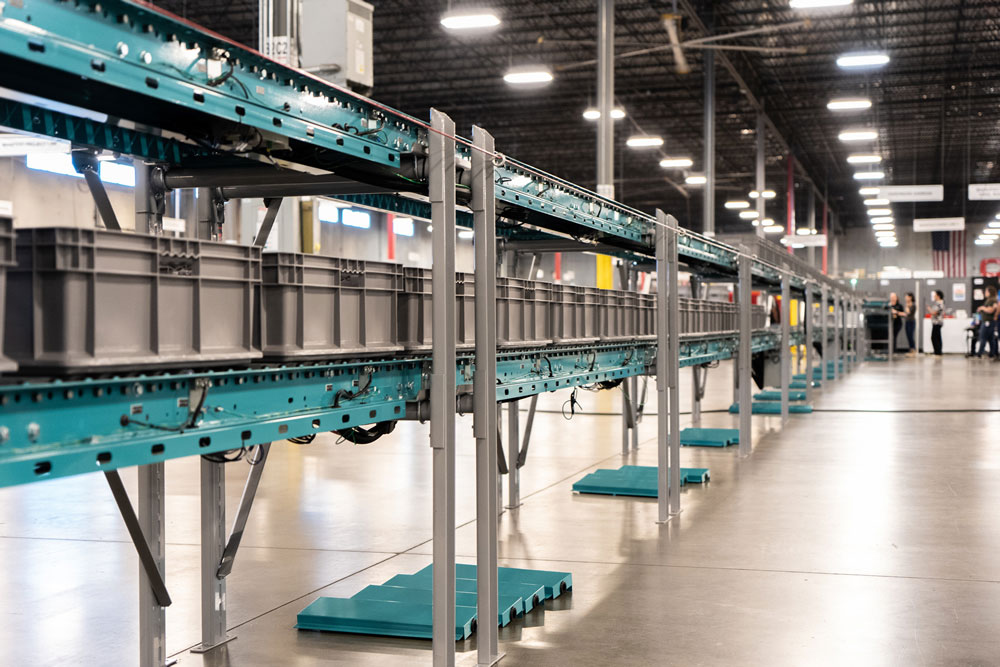 Casi Conveyor in warehouse.